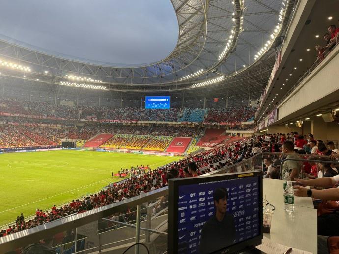 黄健翔：第一次来凤凰山体育场解说，解说席的体验很独特